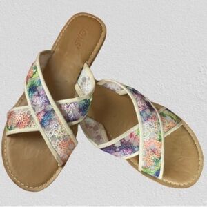 Toms sandals… almost new… sz 10